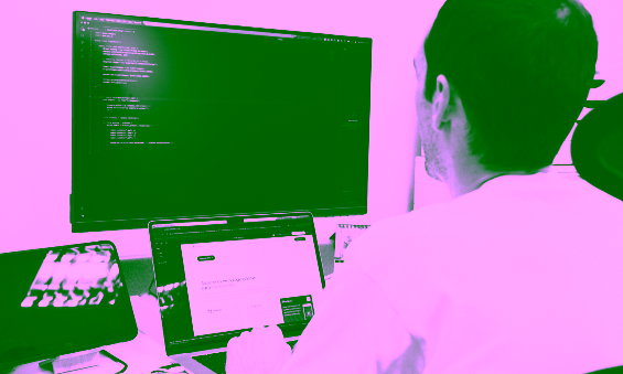 Profesional de Etecnia trabajando en el desarrollo de una solución tecnológica