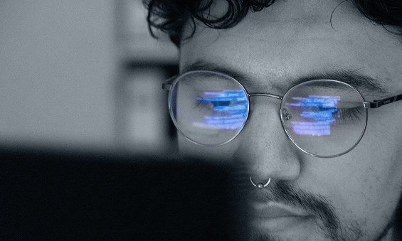 Especialista de Etecnia trabajando con código informático